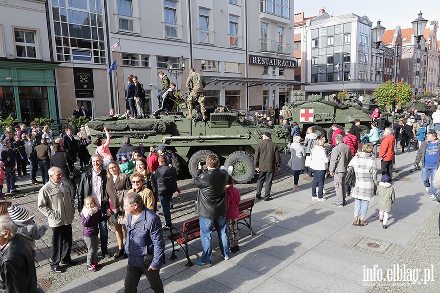 Wozy bojowe NATO zaparkowały na Starówce, fot. 3