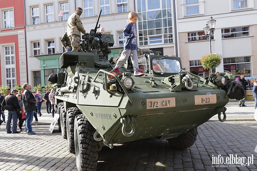 Wozy bojowe NATO zaparkowały na Starówce, fot. 4