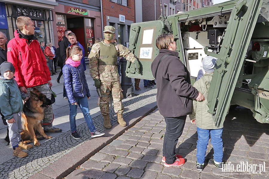 Wozy bojowe NATO zaparkowały na Starówce, fot. 12