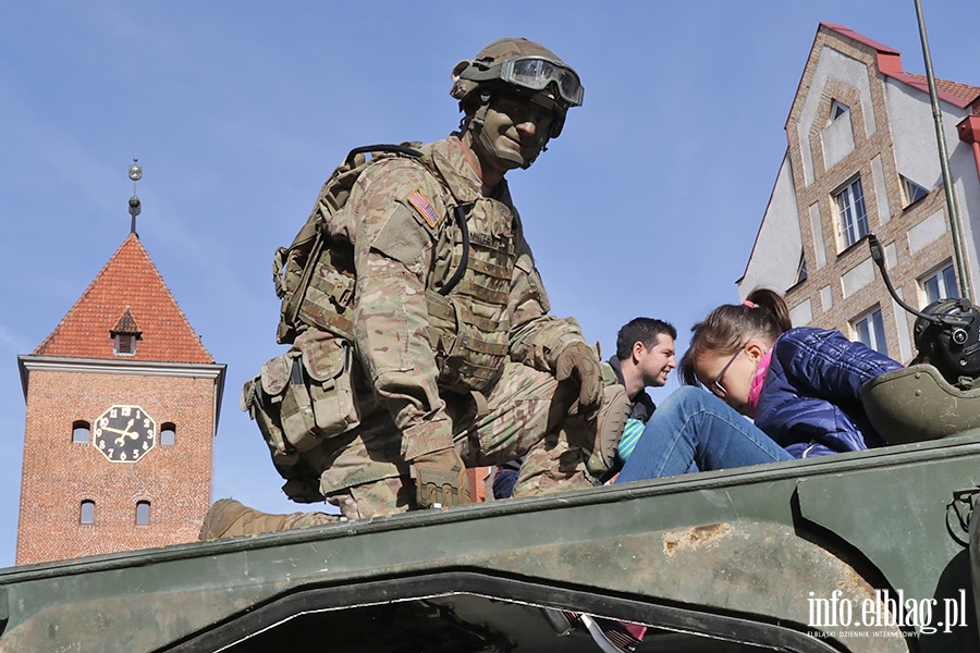 Wozy bojowe NATO zaparkowały na Starówce, fot. 19