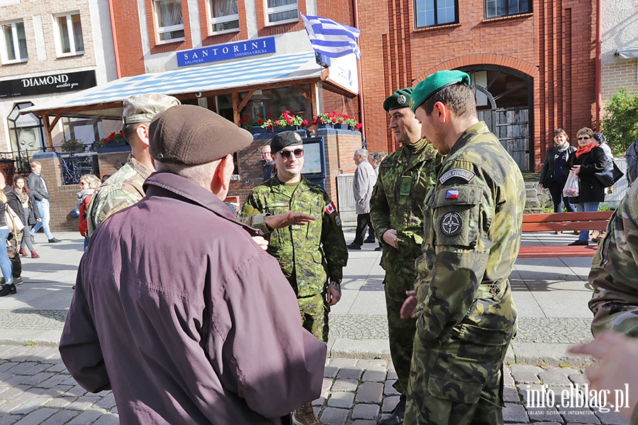 Wozy bojowe NATO zaparkoway na Starwce, fot. 24