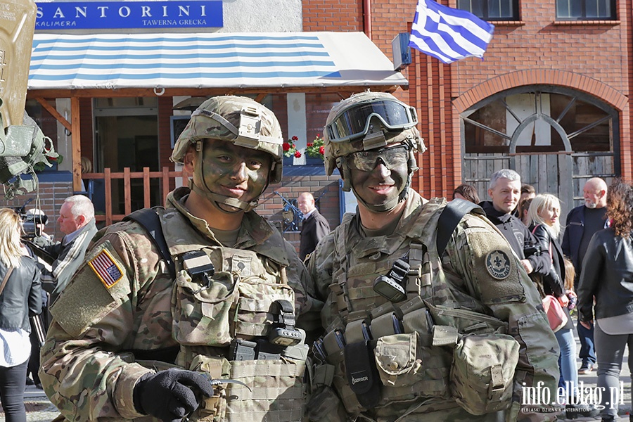 Wozy bojowe NATO zaparkowały na Starówce, fot. 30