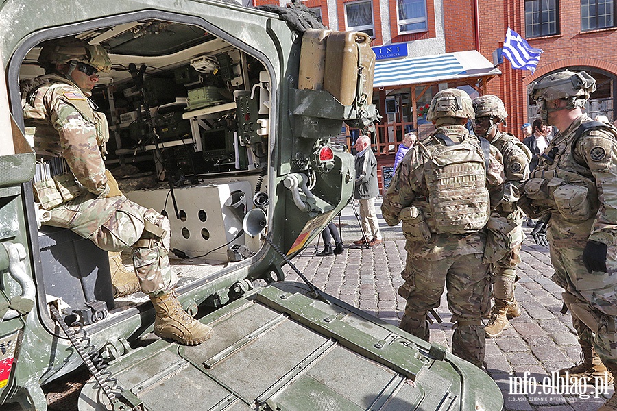 Wozy bojowe NATO zaparkoway na Starwce, fot. 31