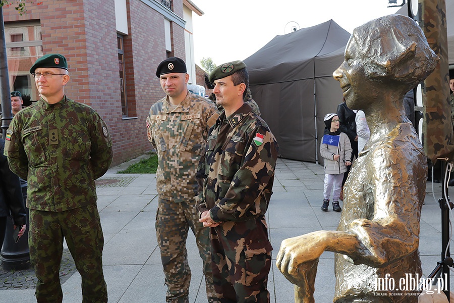 Wozy bojowe NATO zaparkoway na Starwce, fot. 39