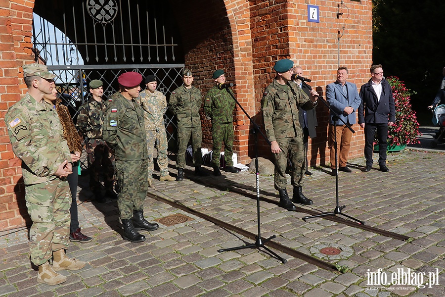 Wozy bojowe NATO zaparkoway na Starwce, fot. 41