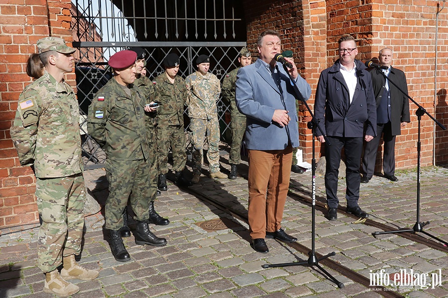 Wozy bojowe NATO zaparkowały na Starówce, fot. 44