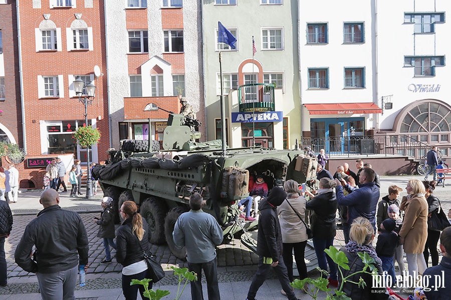 Wozy bojowe NATO zaparkowały na Starówce, fot. 70