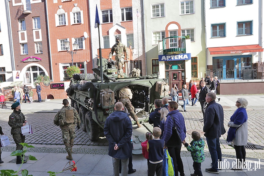 Wozy bojowe NATO zaparkowały na Starówce, fot. 71