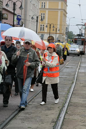 Pochód przez ulice miasta w Dniu Seniora - 2008r., fot. 2
