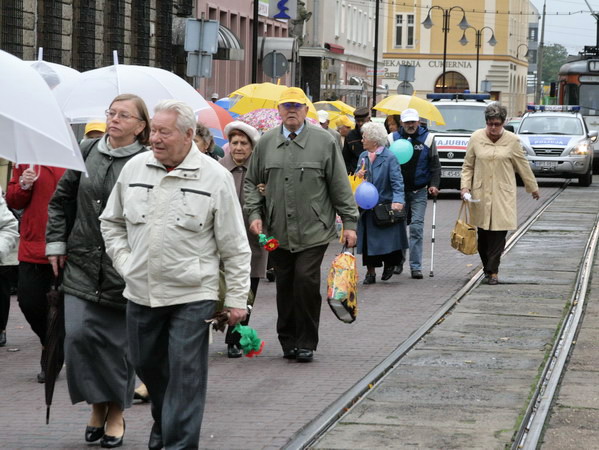 Pochód przez ulice miasta w Dniu Seniora - 2008r., fot. 34