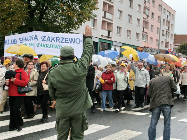 Pochód przez ulice miasta w Dniu Seniora - 2008r., fot. 38