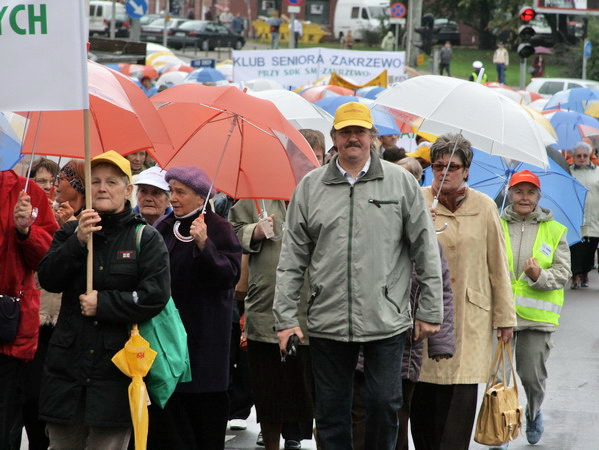 Pochód przez ulice miasta w Dniu Seniora - 2008r., fot. 40