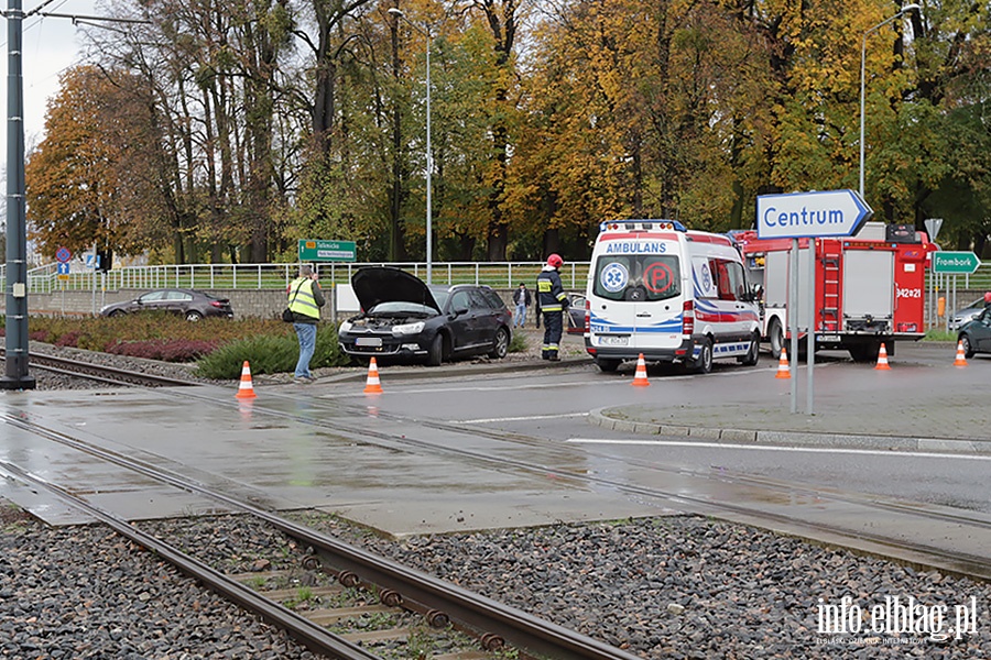 Rondo Solidarnoci zderzenie tramwaju z samochodem osobowym., fot. 2