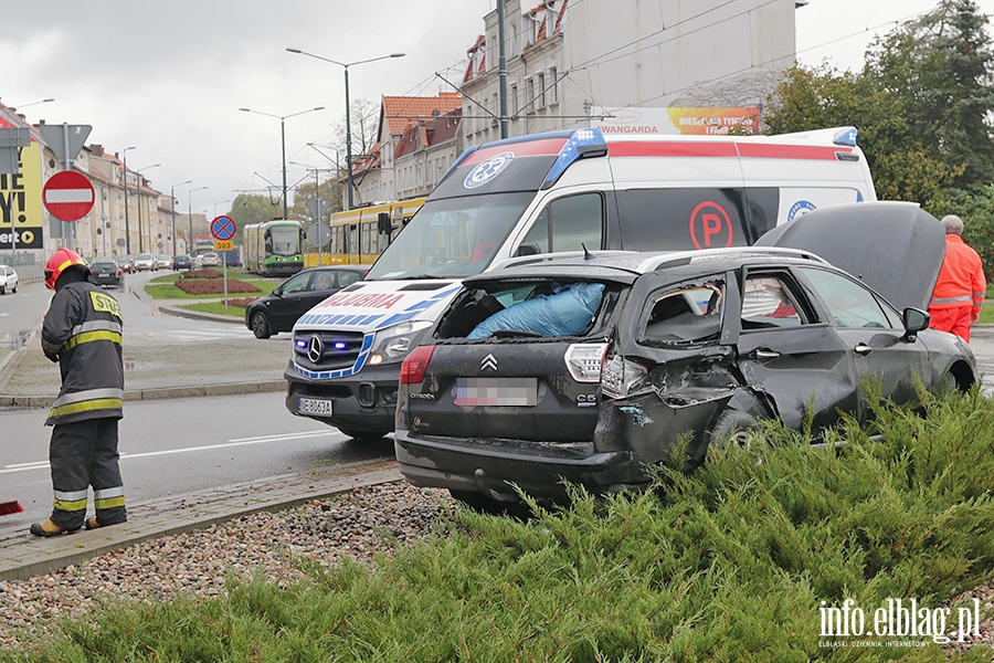 Rondo Solidarnoci zderzenie tramwaju z samochodem osobowym., fot. 8