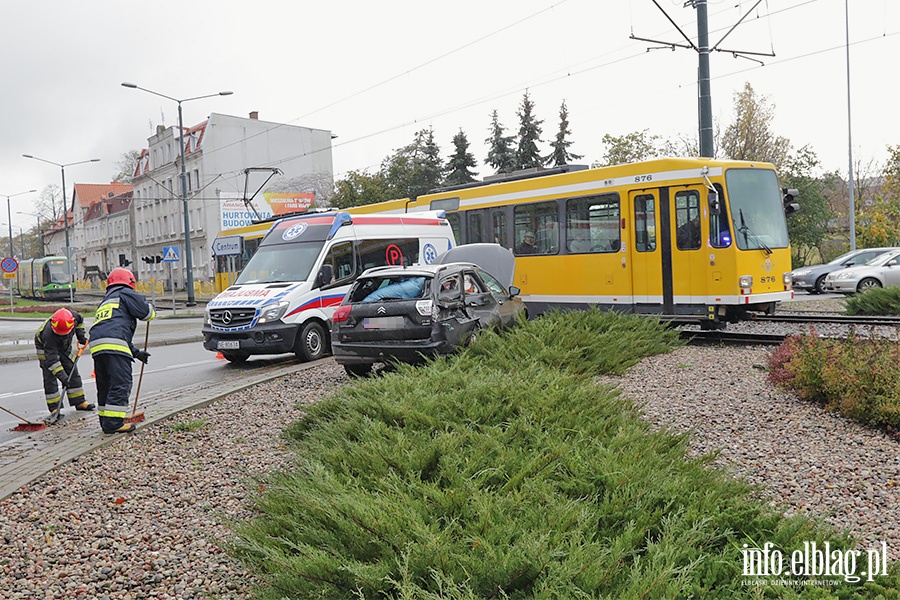 Rondo Solidarnoci zderzenie tramwaju z samochodem osobowym., fot. 9