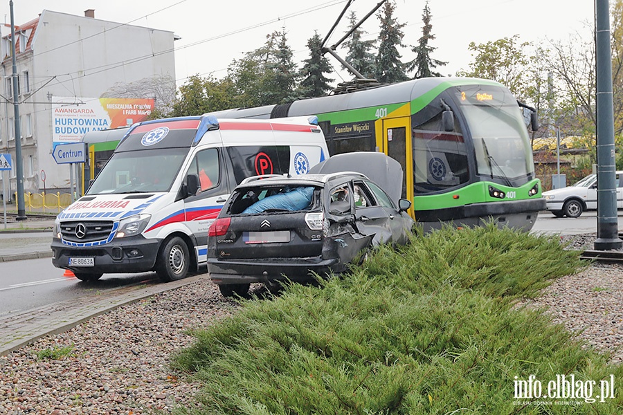 Rondo Solidarnoci zderzenie tramwaju z samochodem osobowym., fot. 11