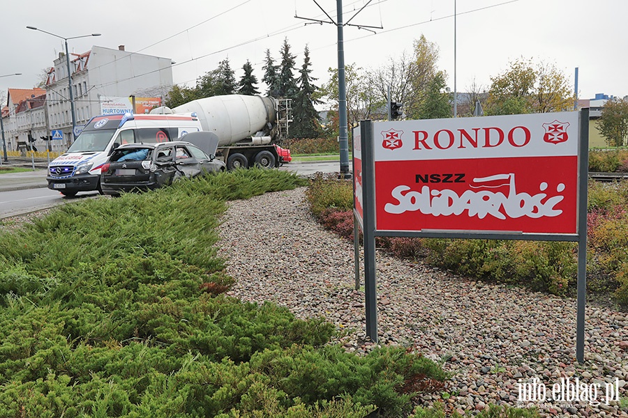 Rondo Solidarnoci zderzenie tramwaju z samochodem osobowym., fot. 12