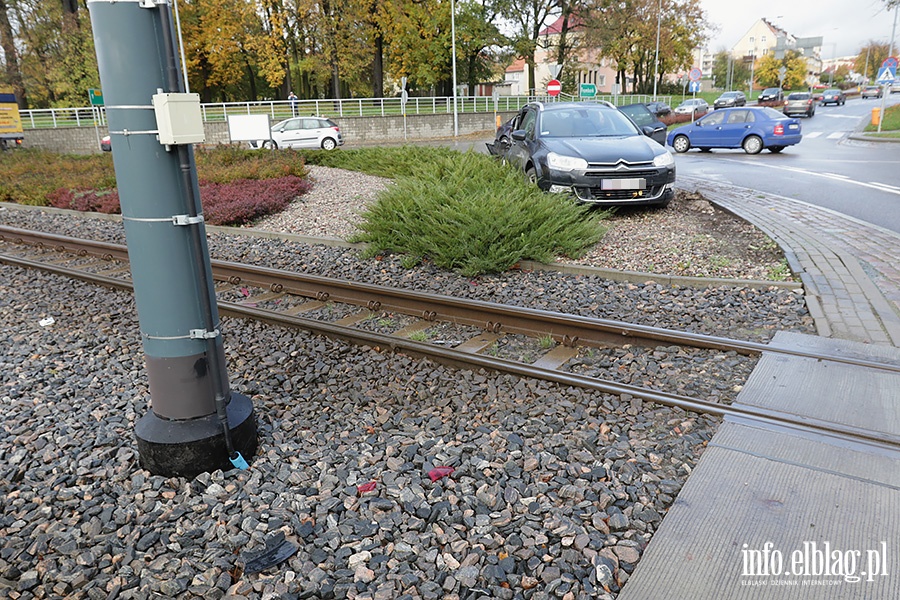 Rondo Solidarnoci zderzenie tramwaju z samochodem osobowym., fot. 14