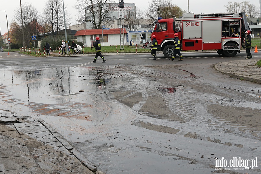 Z przyczepy wypad adunek melasy., fot. 10