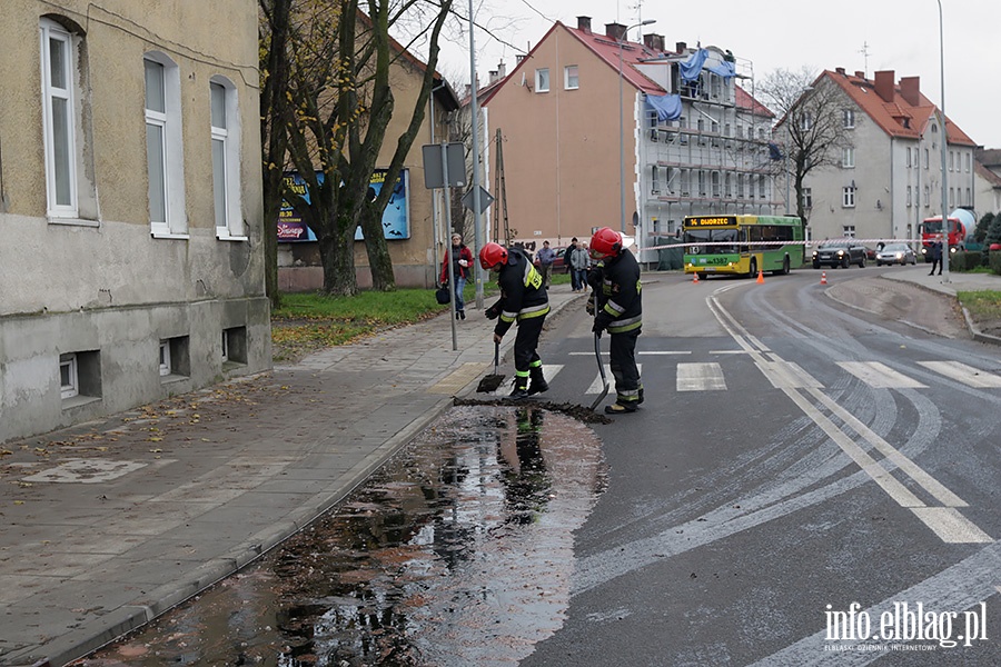 Z przyczepy wypad adunek melasy., fot. 19