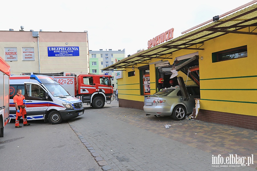 Na Wiejskiej samochd osobowy wjecha do sklepu., fot. 18