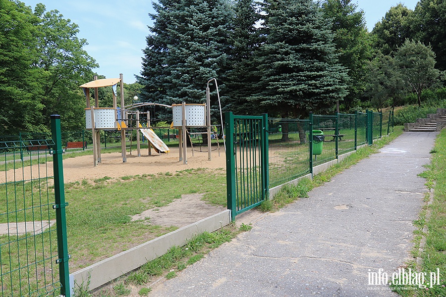 Zniszczony plac zabaw Park Dolinka, fot. 1