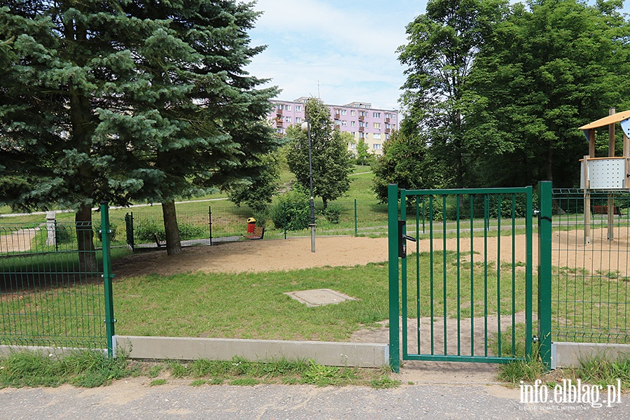 Zniszczony plac zabaw Park Dolinka, fot. 2