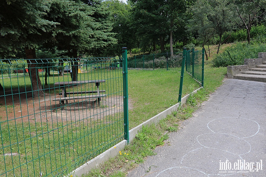 Zniszczony plac zabaw Park Dolinka, fot. 3