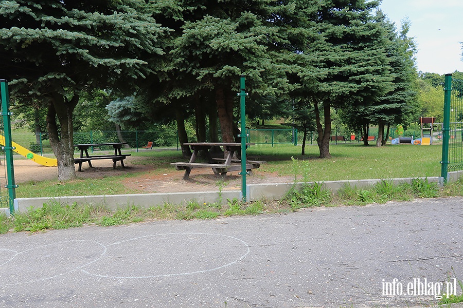 Zniszczony plac zabaw Park Dolinka, fot. 4