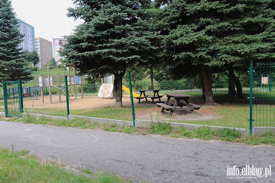 Zniszczony plac zabaw Park Dolinka, fot. 5