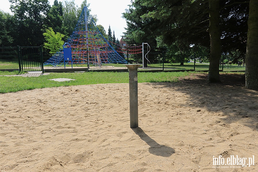 Zniszczony plac zabaw Park Dolinka, fot. 8