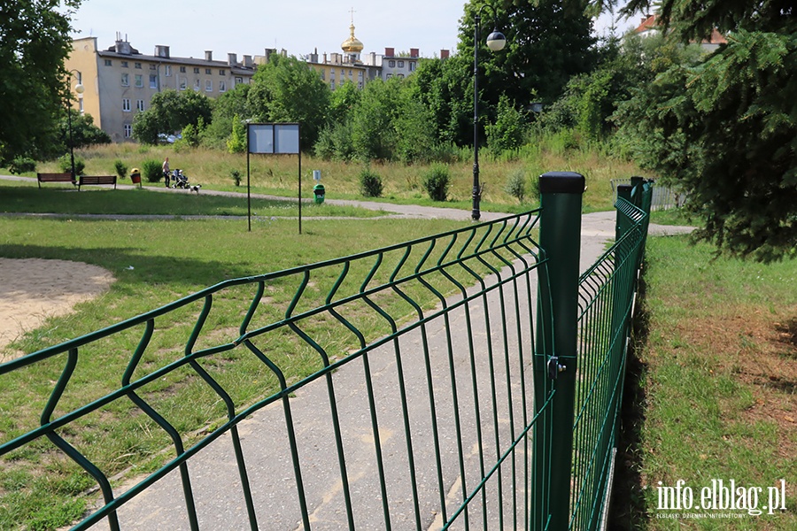 Zniszczony plac zabaw Park Dolinka, fot. 10