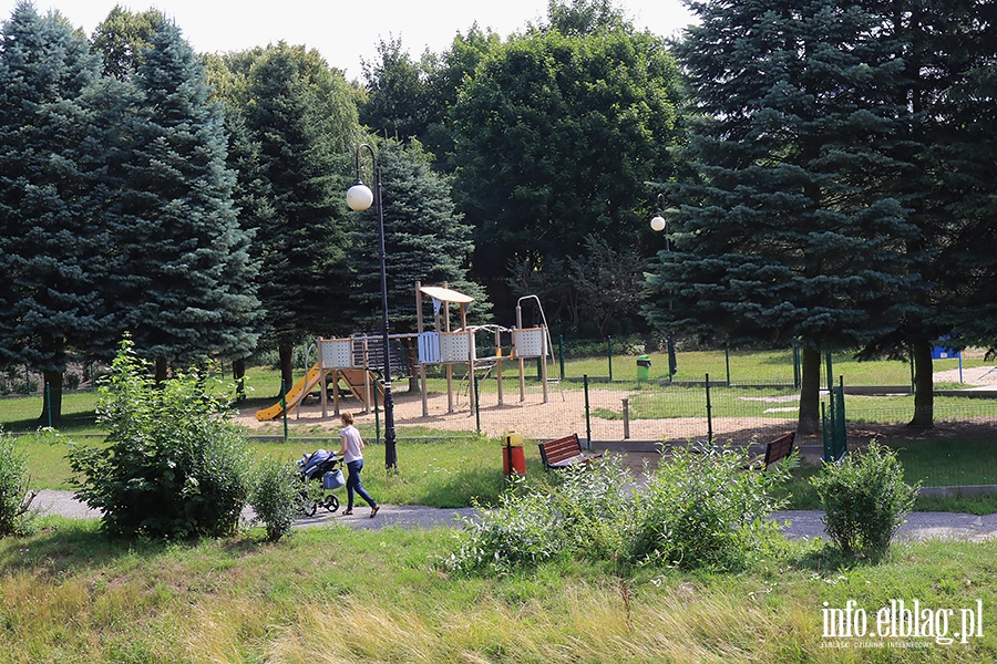Zniszczony plac zabaw Park Dolinka, fot. 12
