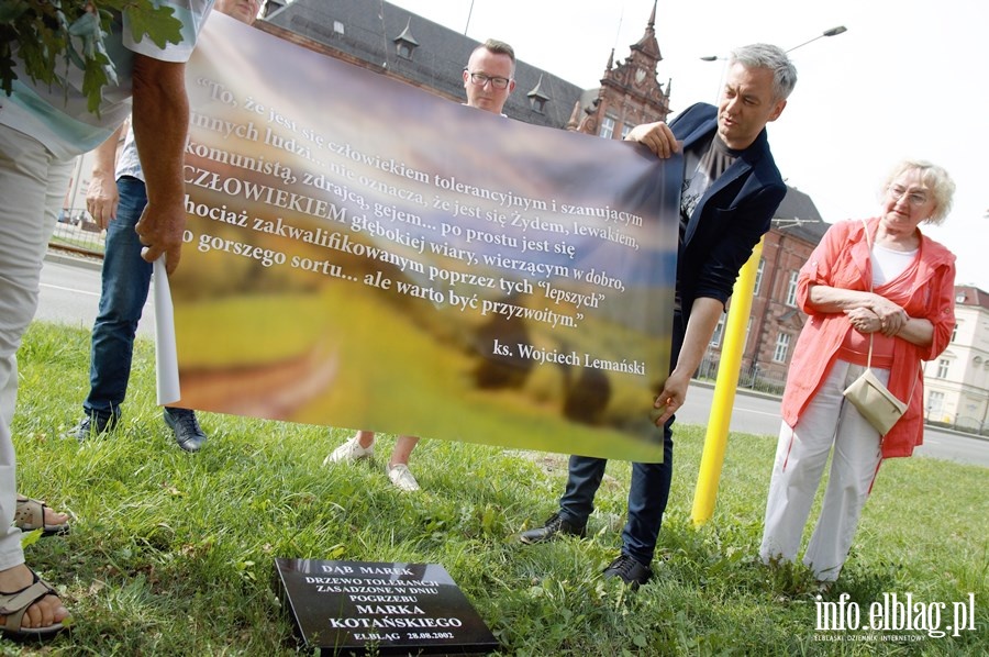 Robert Biedroń przy dębie Marka Kotańskiego, fot. 10