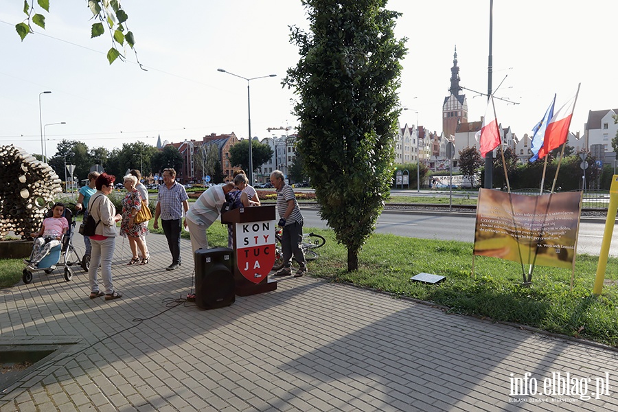 Elblążanie zebrali się pod Drzewem Tolerancji, fot. 1