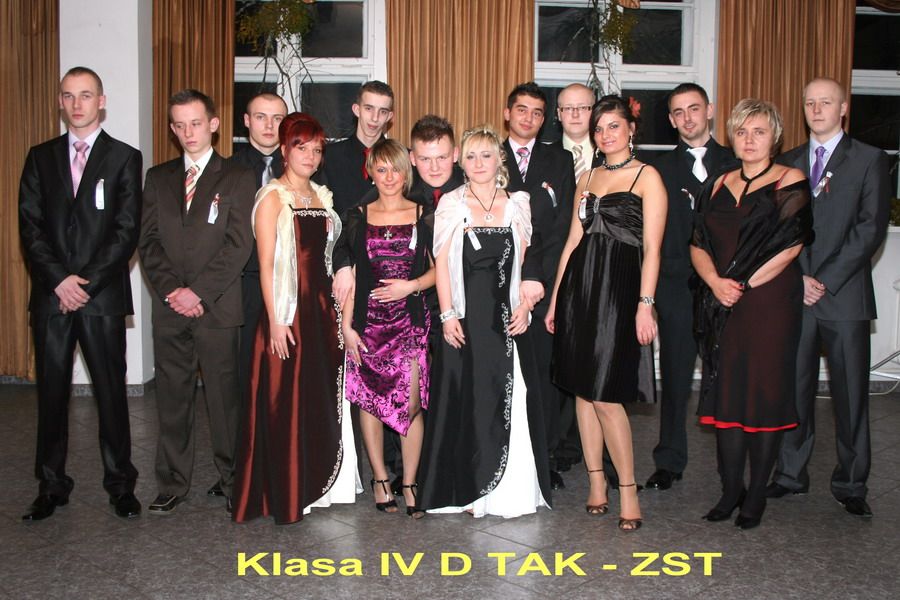 Zdjcia grupowe klas maturalnych na studniwkach w II LO, III LO, ZSH, ZST, fot. 17