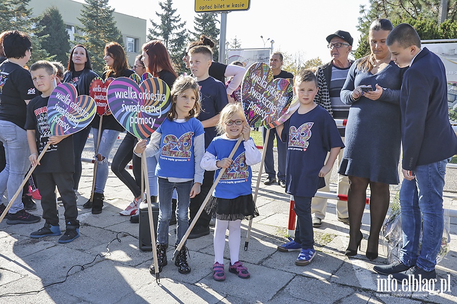 Jerzy Owsiak przekaza karetk do przewozu niemowlakw., fot. 2