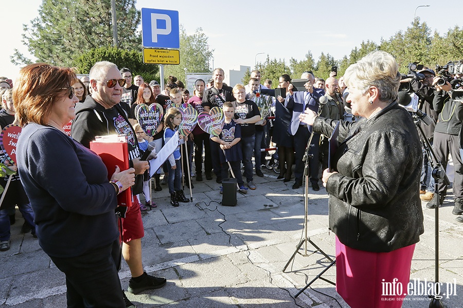 Jerzy Owsiak przekaza karetk do przewozu niemowlakw., fot. 16