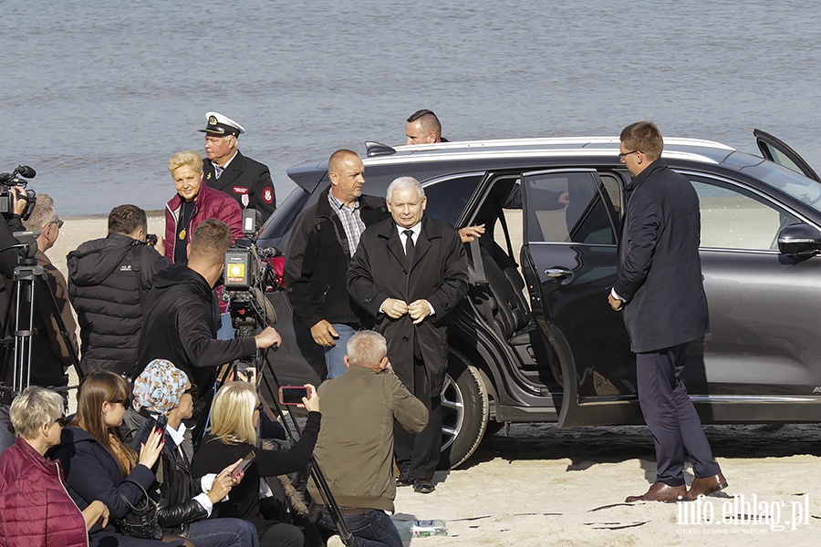 Wizyta Kaczyńskiego na Mierzei. Wkopanie słupka wytyczającego przebieg kanału na Mierzei, fot. 32