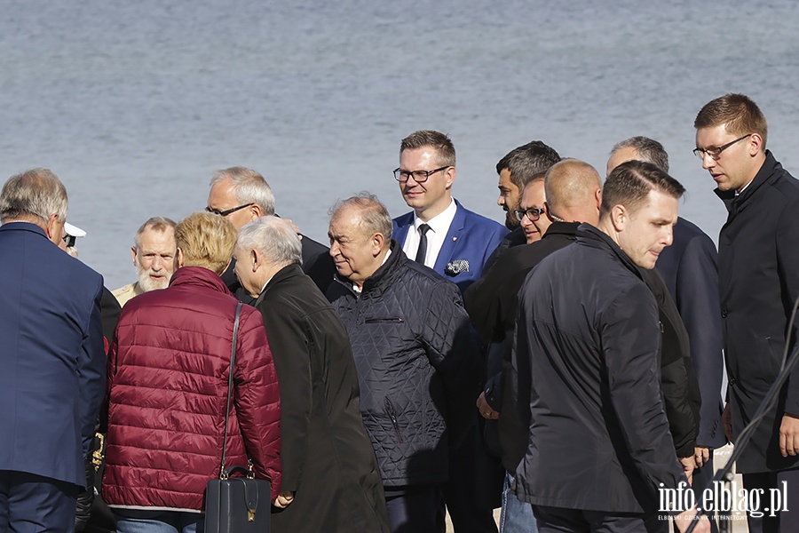 Wizyta Kaczyńskiego na Mierzei. Wkopanie słupka wytyczającego przebieg kanału na Mierzei, fot. 36