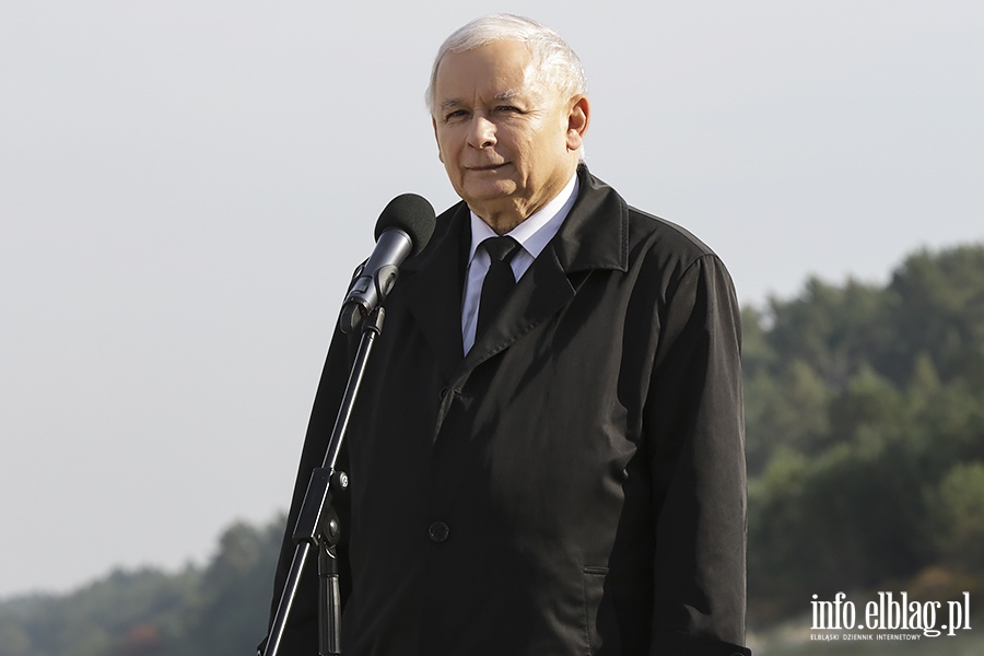 Wizyta Kaczyńskiego na Mierzei. Wkopanie słupka wytyczającego przebieg kanału na Mierzei, fot. 44