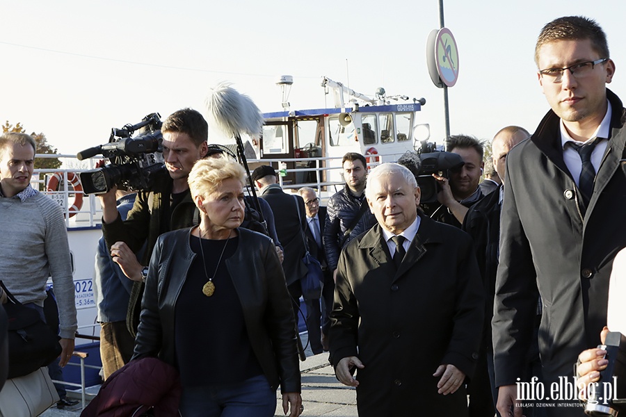 Wizyta Kaczyńskiego na Mierzei. Wkopanie słupka wytyczającego przebieg kanału na Mierzei, fot. 98