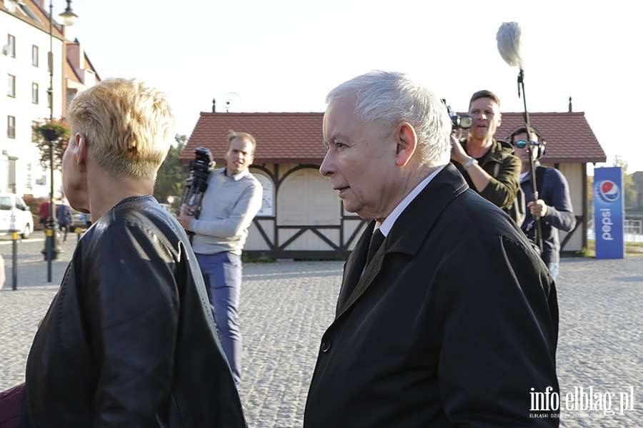 Wizyta Kaczyńskiego na Mierzei. Wkopanie słupka wytyczającego przebieg kanału na Mierzei, fot. 102