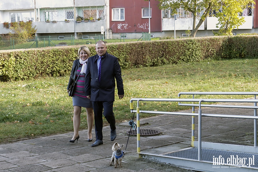 Jako pierwszy do lokalu wyborczego uda si Micha Missan, fot. 1