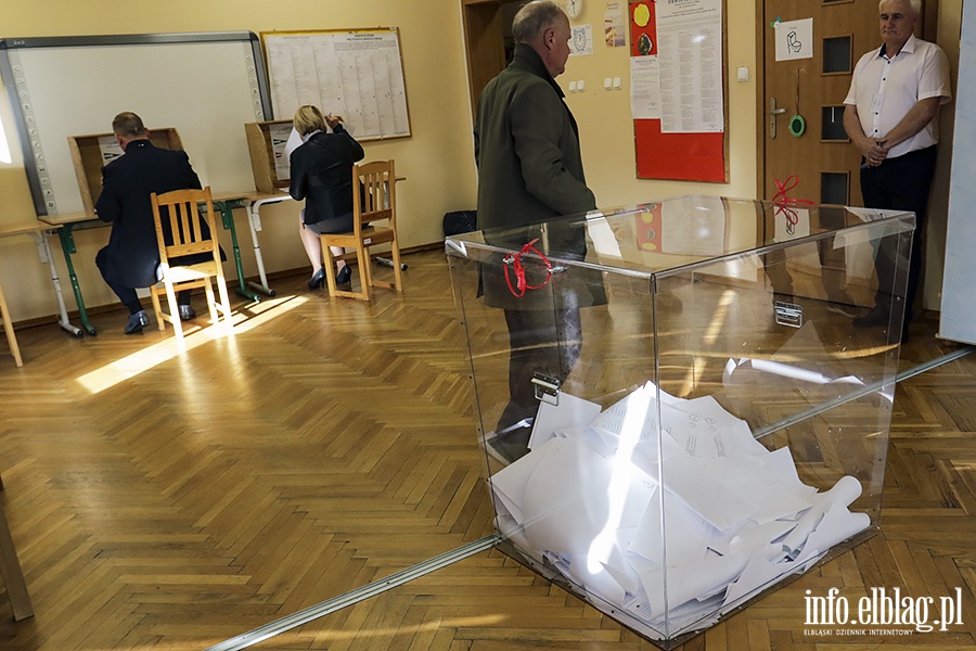 Jako pierwszy do lokalu wyborczego uda si Micha Missan, fot. 8