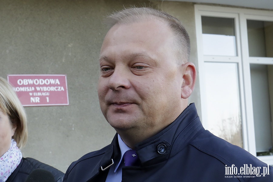 Jako pierwszy do lokalu wyborczego udał się Michał Missan, fot. 17