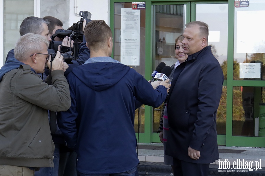Jako pierwszy do lokalu wyborczego udał się Michał Missan, fot. 20