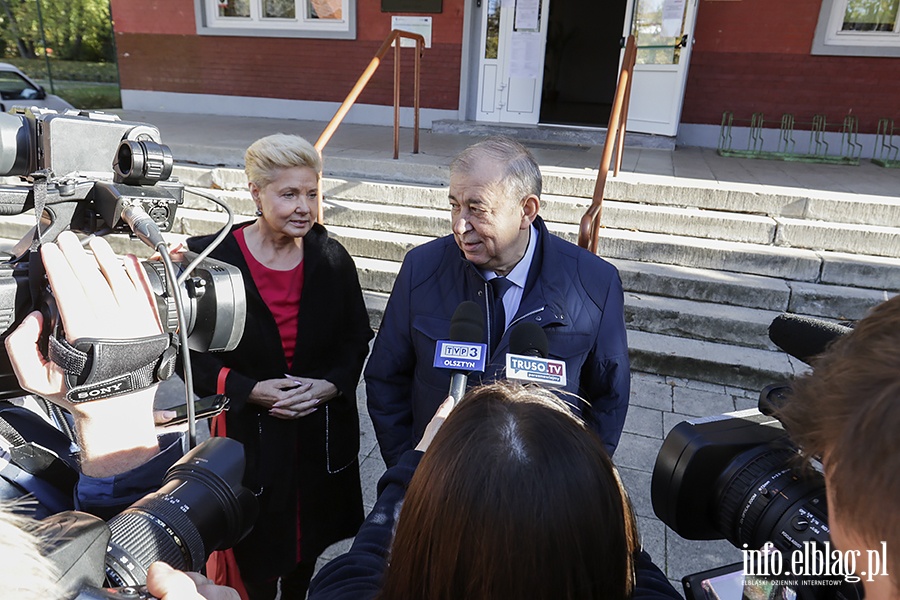 Jerzy Wilk głosował w towarzystwie żony, fot. 27
