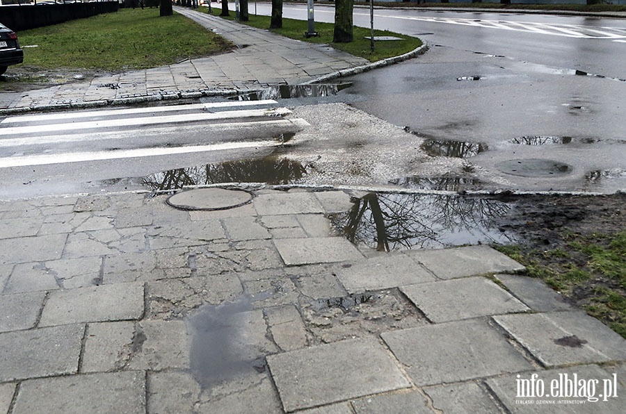 Chodnik Aleja Grunwaldzka, od Sadowej do hali sportowej., fot. 2