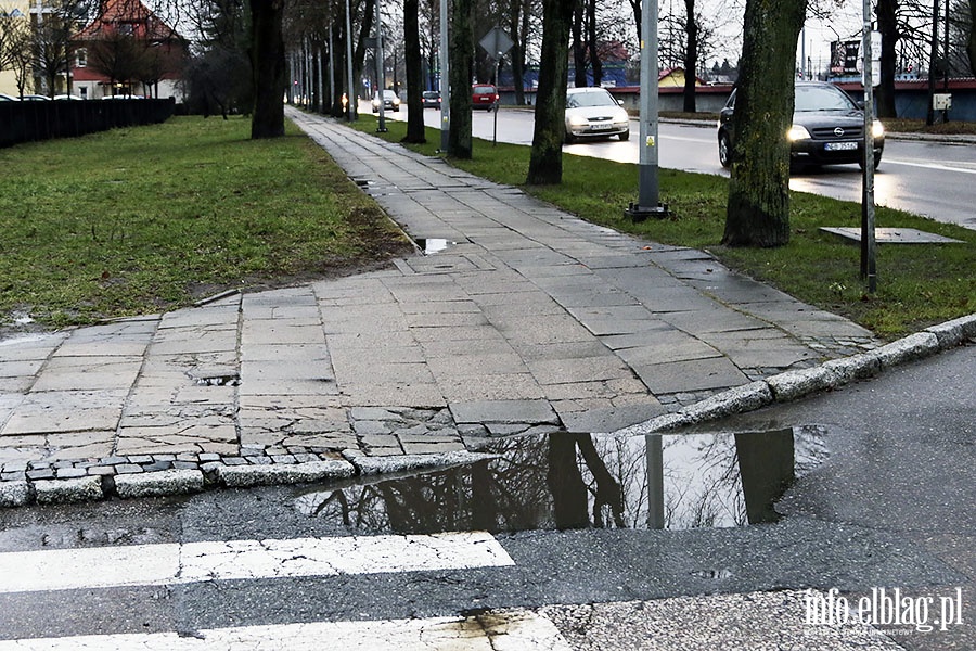 Chodnik Aleja Grunwaldzka, od Sadowej do hali sportowej., fot. 3